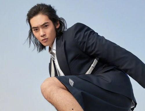 模特男吃瓜,趣味瞬间引网友热议