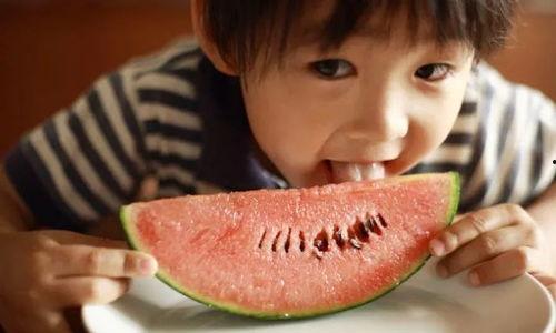 夏吃瓜指的是吃西瓜吗,揭秘“夏吃瓜”的真正含义