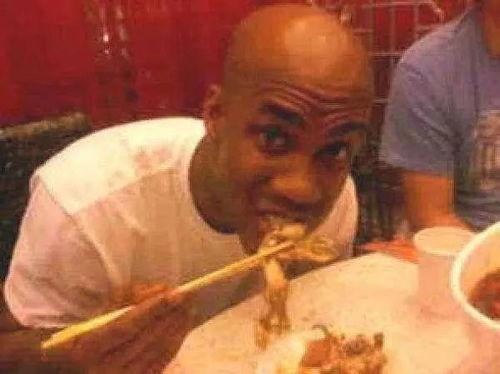 老外吃黑皮瓜,老外品尝独特黑皮瓜的奇妙体验