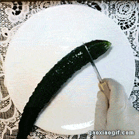 歪头吃瓜表情包gif