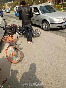 坐在板凳里吃瓜,共享夏日吃瓜乐趣