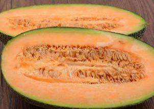 吃哈密瓜的路人,哈密瓜香引路人驻足