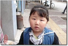 小胖妞吃瓜,小胖妞的甜蜜瓜果时光