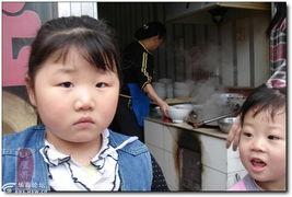 小胖妞吃瓜,小胖妞的甜蜜瓜果时光