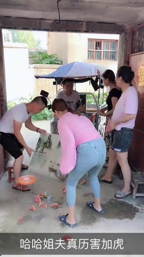 男子阳台吃瓜尴尬,男子尴尬瞬间引热议