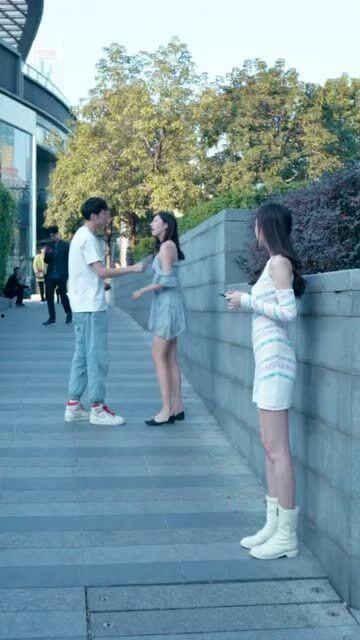 情侣吵架现场吃瓜图片,吃瓜群众围观热议