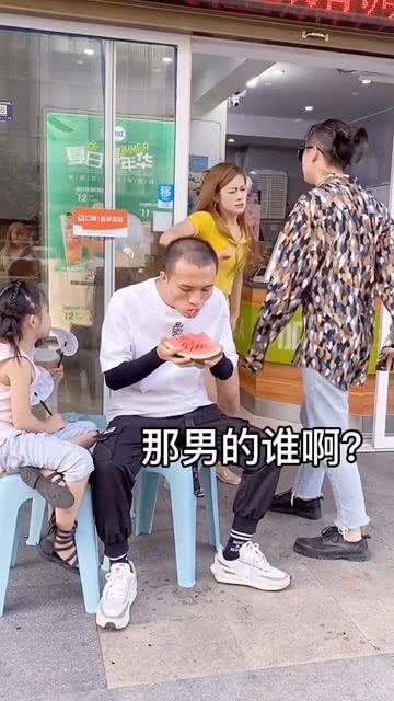情侣吵架现场吃瓜图片,吃瓜群众围观热议