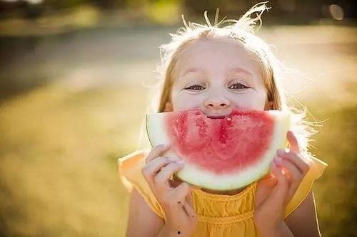 儿童摄影吃瓜文案短句,镜头下的甜蜜“吃瓜”时光