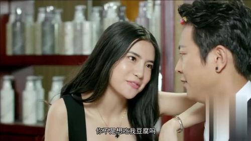 美女叫帅哥吃瓜,甜蜜互动引网友热议