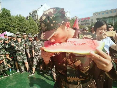学生军训吃瓜,揭秘学生军训中的趣味瞬间